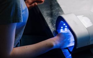 Como selecionar e aplicar unhas acrílicas